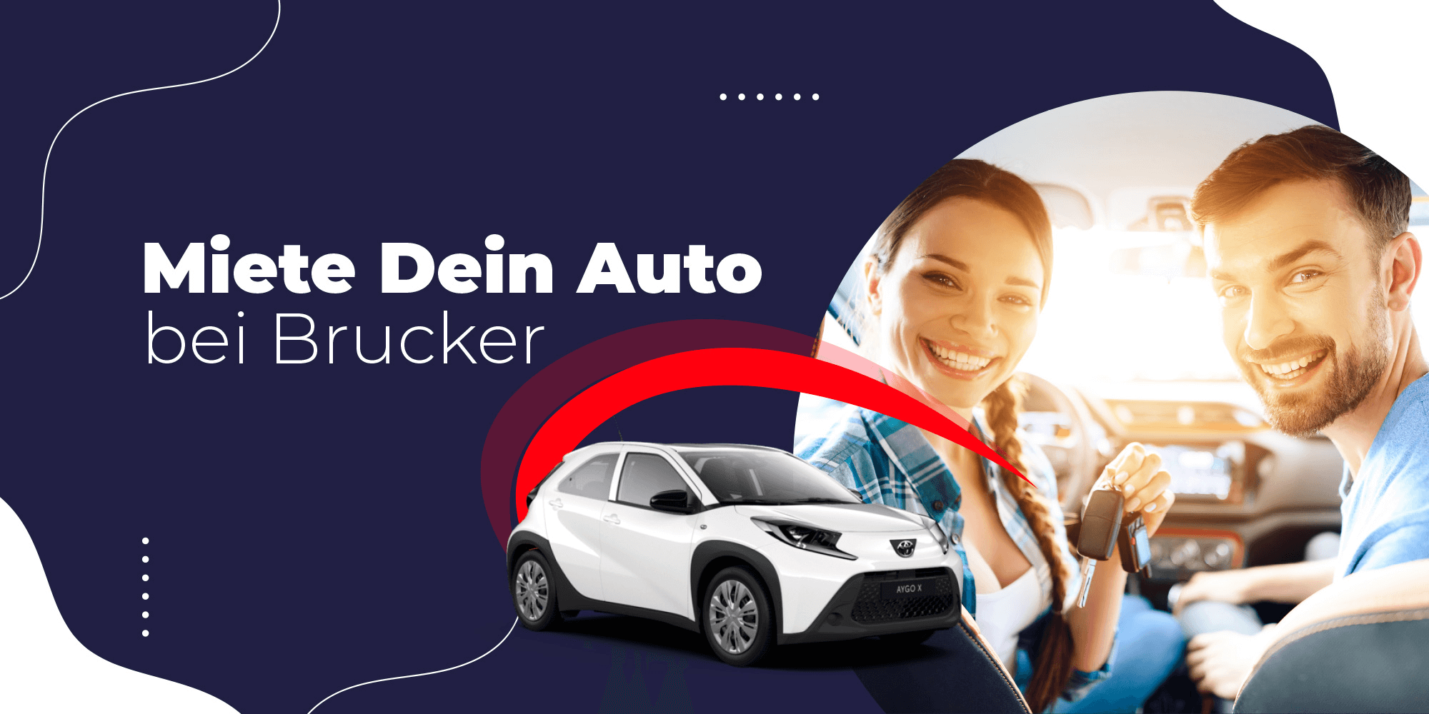 Mann und Frau sitzen lächelnd im Auto